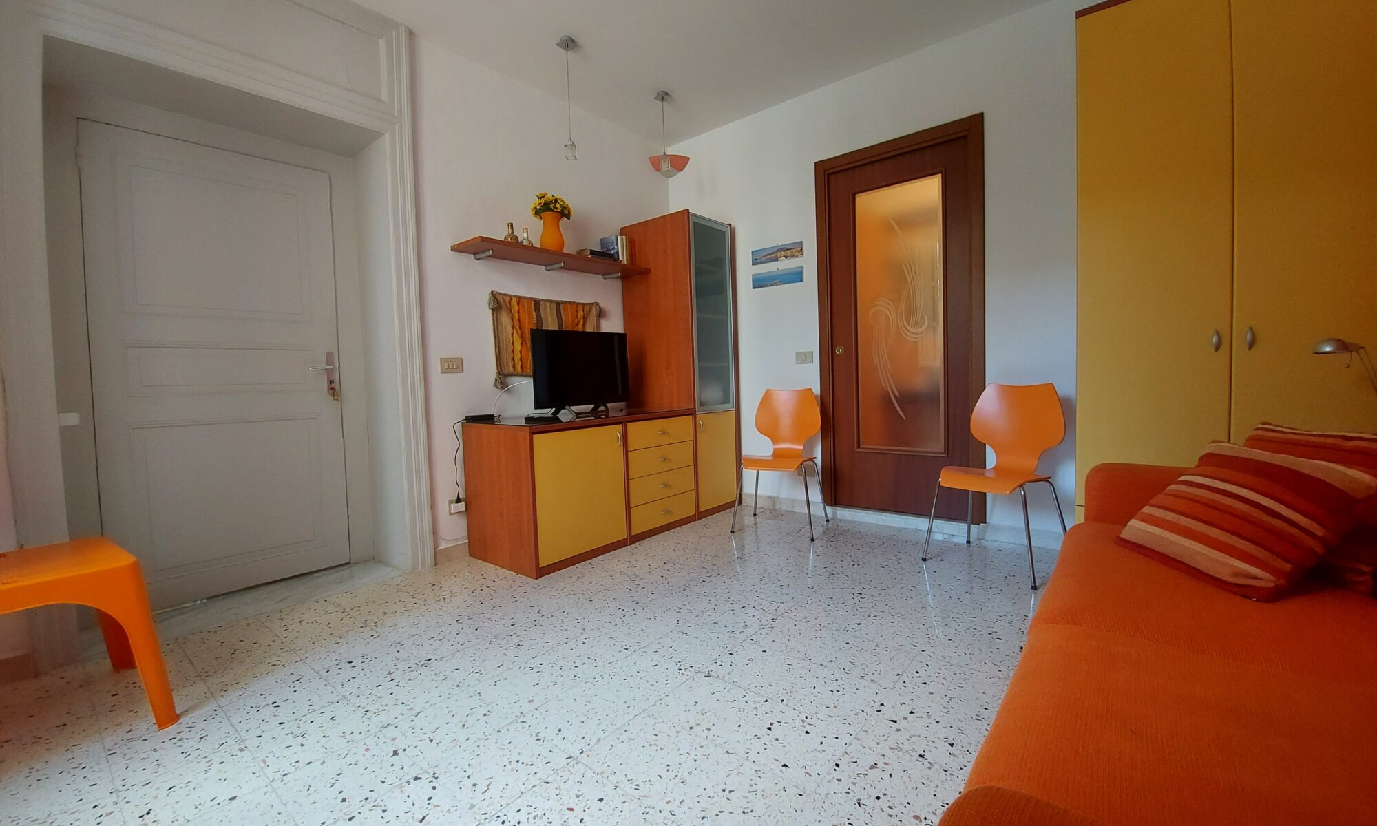 Camera arancio